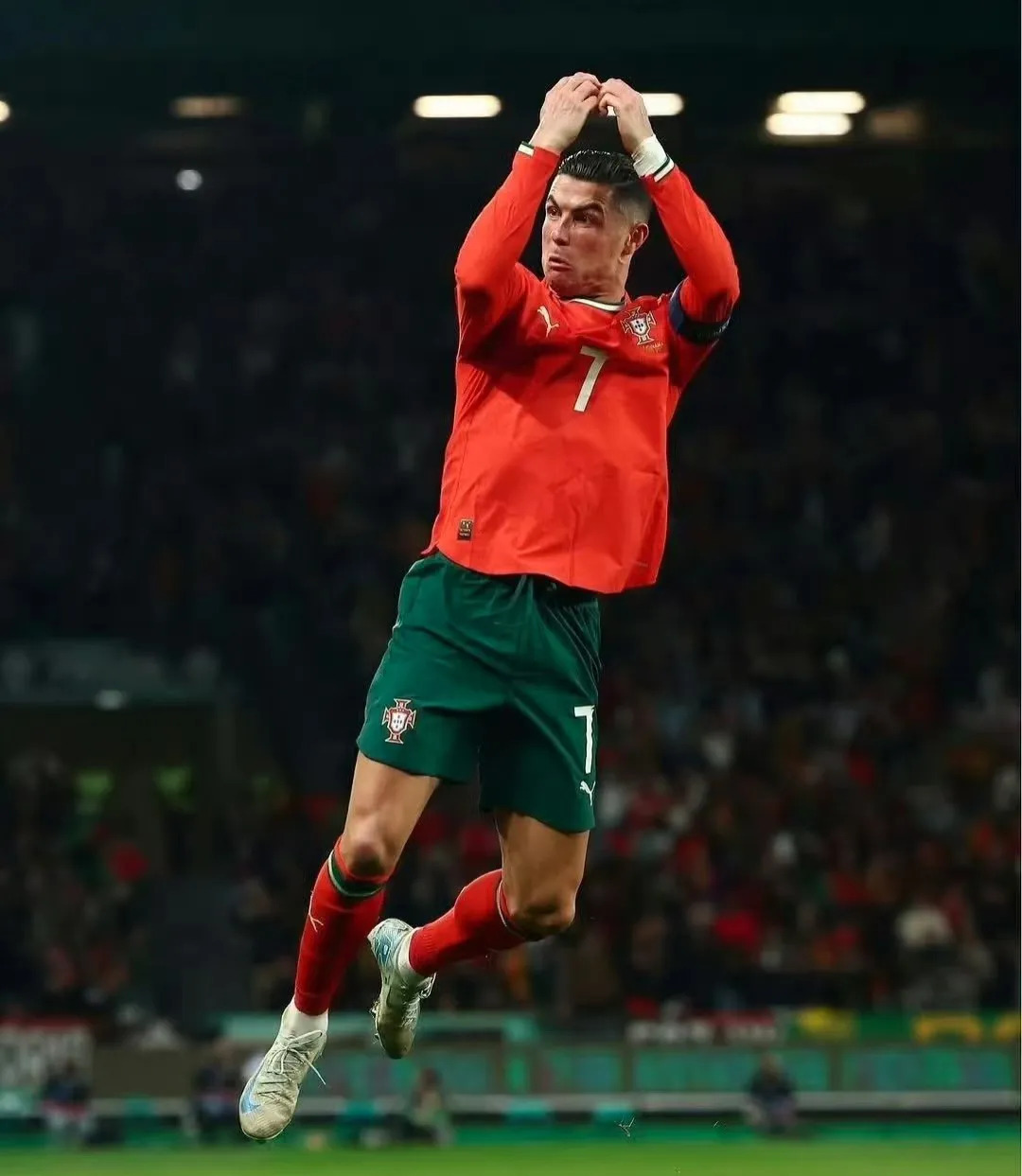 九游体育-C罗重返赛场，重要助攻首场状态出色，法国队观众沸腾！赢得满堂喝彩-九游体育